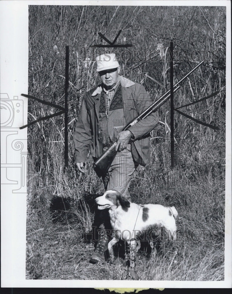 1977 Press Photo Allen Ashton Royal Oak and his Dog Sam hunting - Historic Images