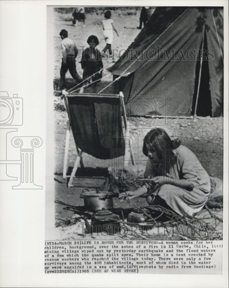 1965 Press Photo Woman cooks for Children Chile Earthquake - Historic Images