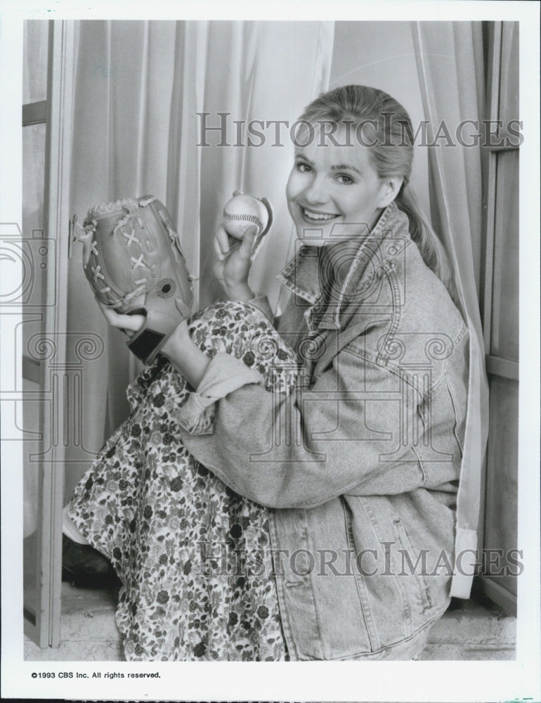 1993 Press Photo Bonnie Hunt in &quot;The Building&quot;. - Historic Images