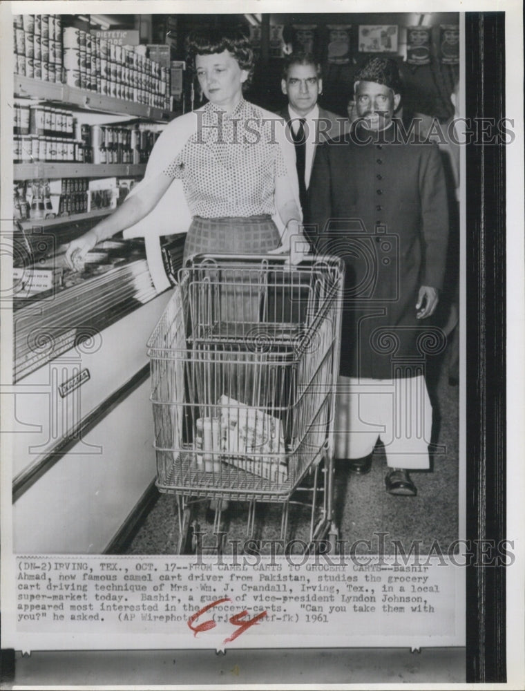 1961 Bashir Ahmad Pakistan Camel Driver at the Grocery store. - Historic Images