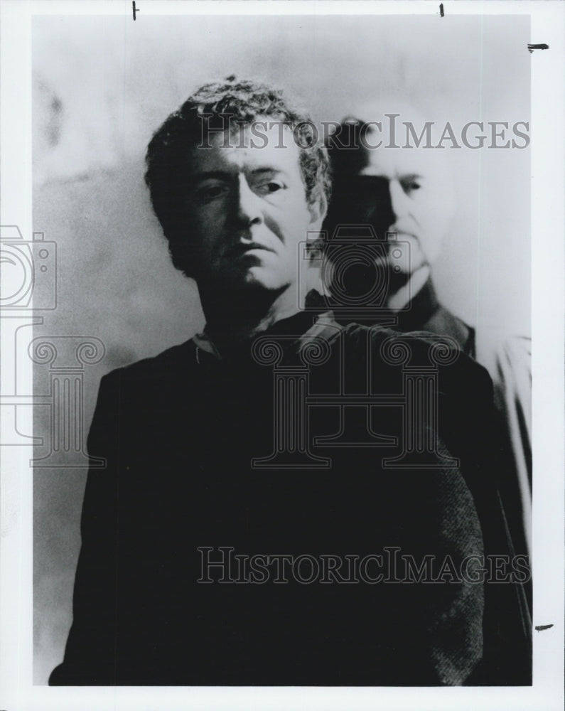 1984 Press Photo Actor Alan Howard Star in "Coriolanus". - Historic Images
