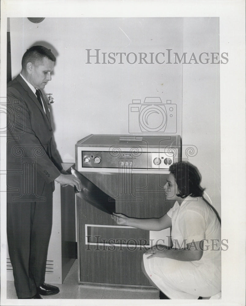 1966 Press Photo Tarpon Springs General Hospital Administrator Dale Howard Xray - Historic Images