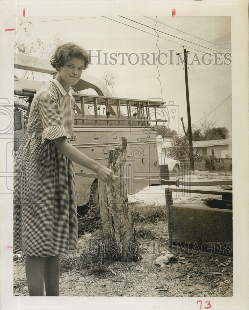 1963 Press Photo Helen Holzapfel Shows how she saved her siblings - Historic Images