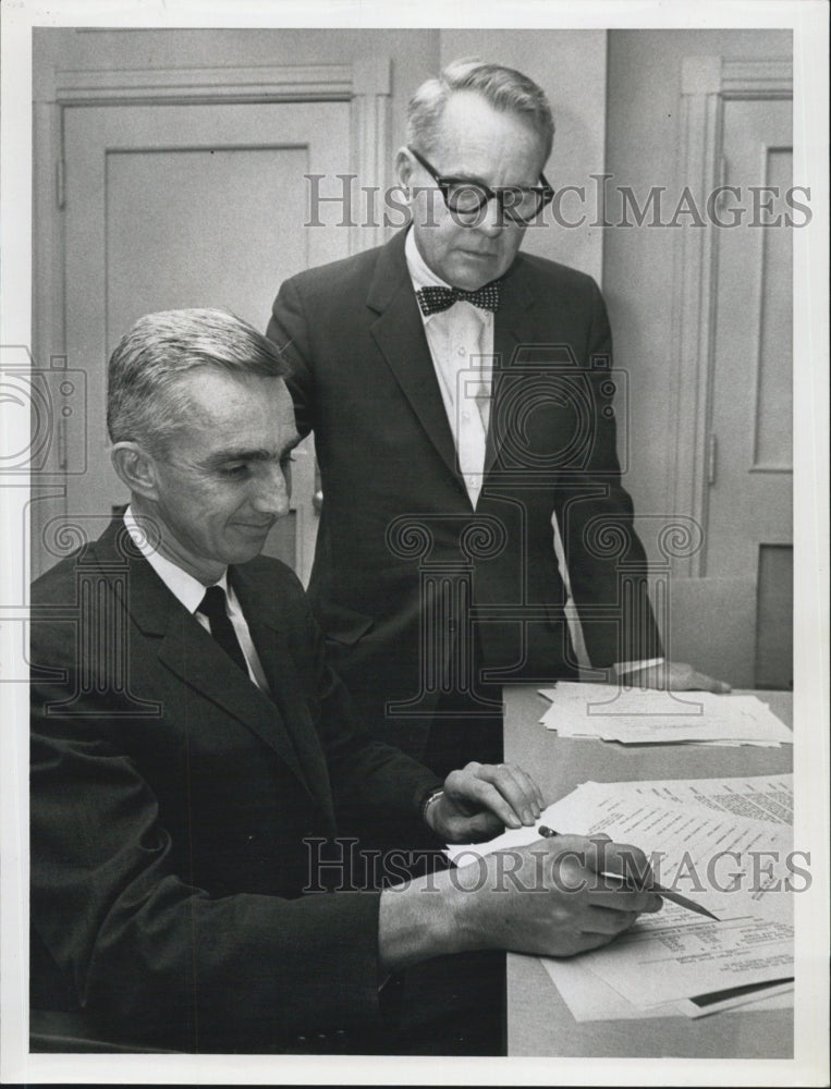 1962 Press Photo Raymond Houston Exec Dir Community Welfare Council St Petersbg - Historic Images