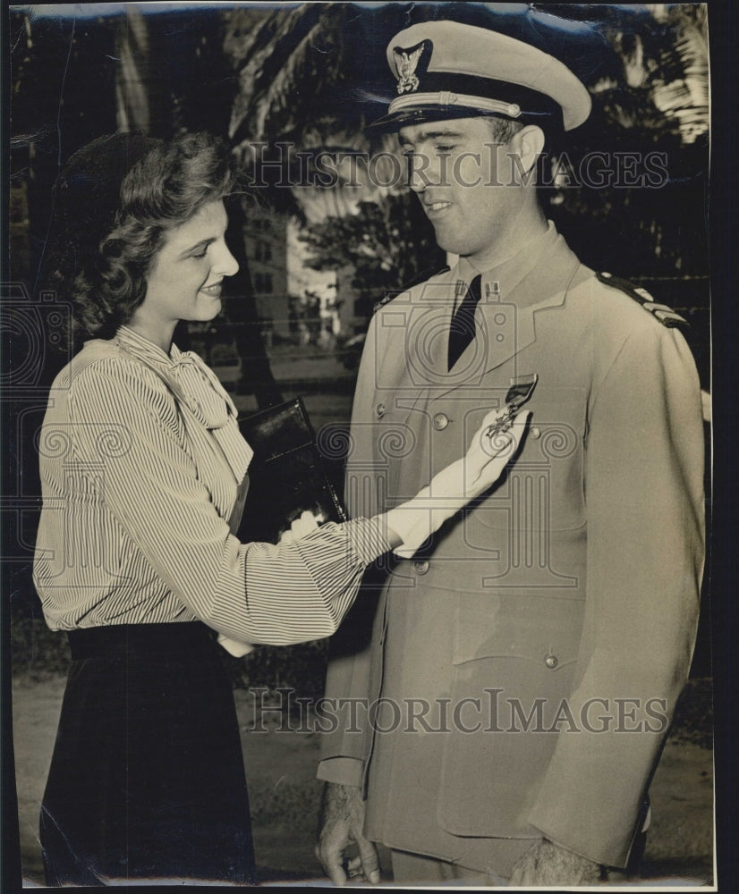 Press Photo Lt Lewis C Houston And Wife Admire Legion of Merit Medal He Won - Historic Images
