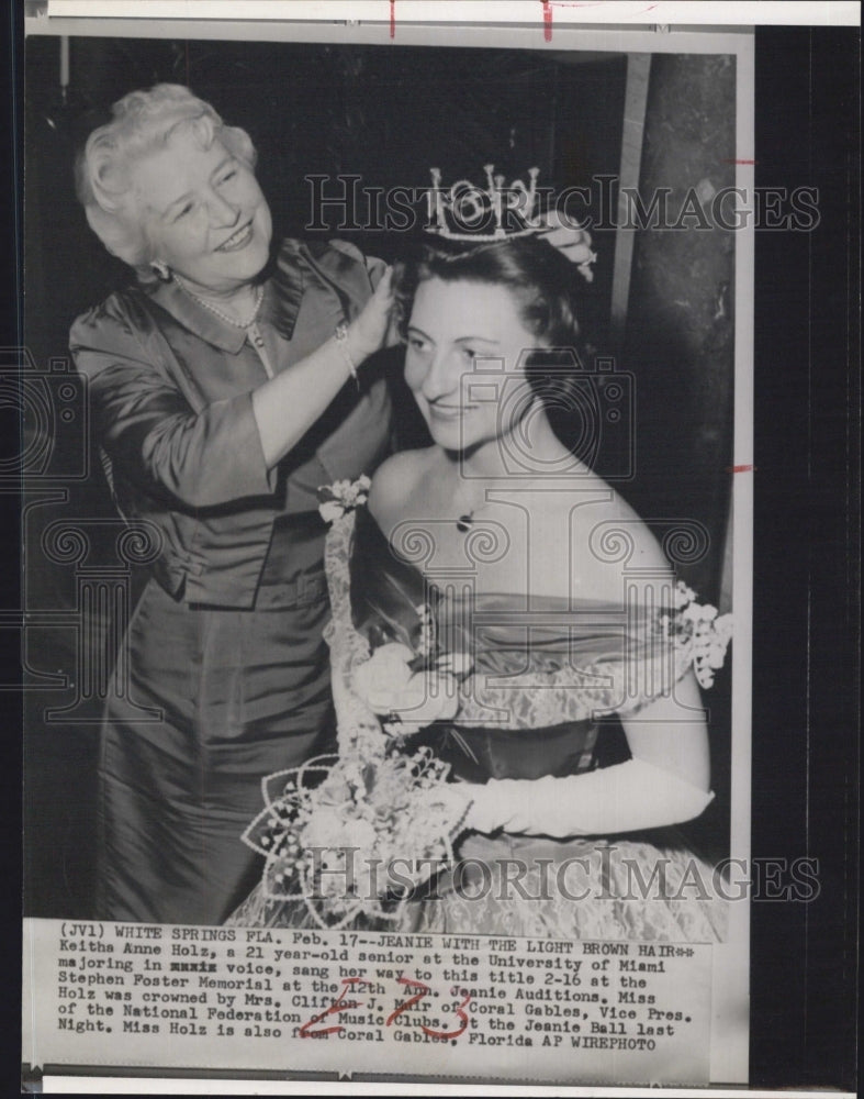 1963 Press Photo Keitha Anne Holz Univ Of Miami Senior Crowned Sang Jeanie With - Historic Images