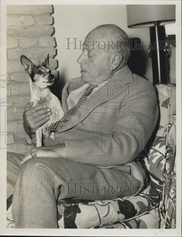 1951 Press Photo Holzman Dicrects foreign money barter office in New York - Historic Images