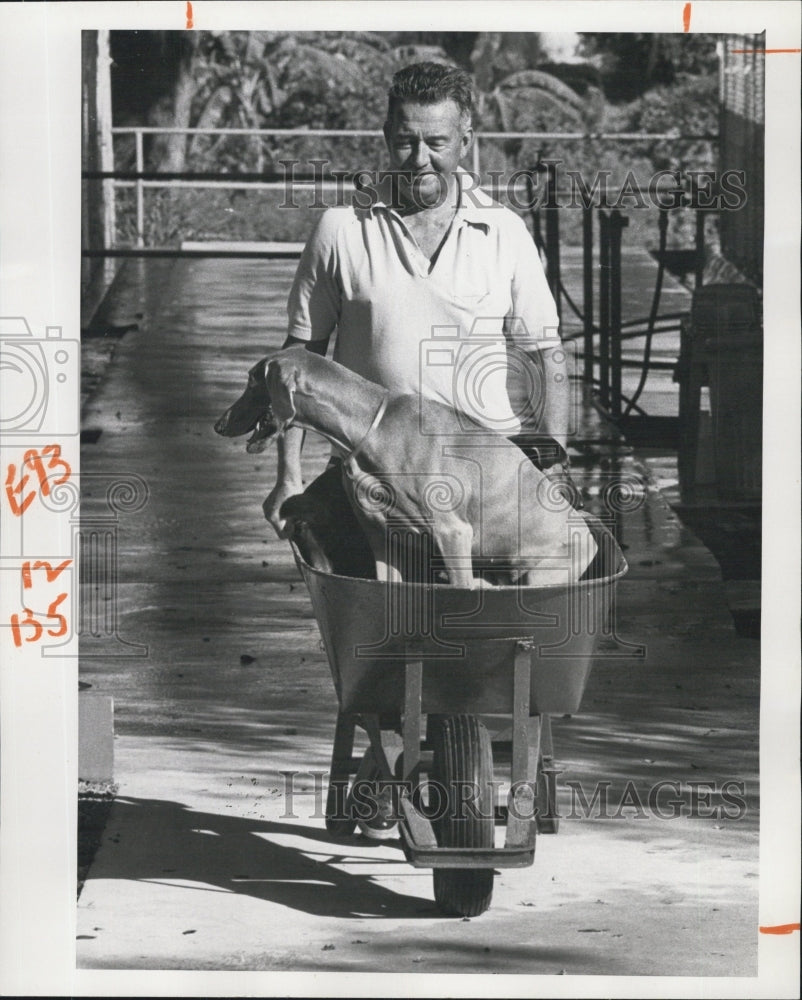 1973 Press Photo Frank Kocher Volunteers At SPCA Shelter With Phil Gulliver - Historic Images