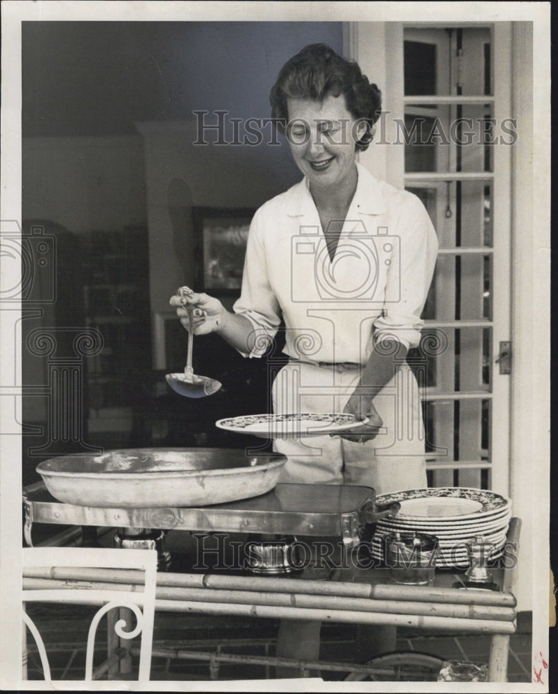 1980 Press Photo Barbara Hunting prepares food keeping hot on portable stove. - Historic Images