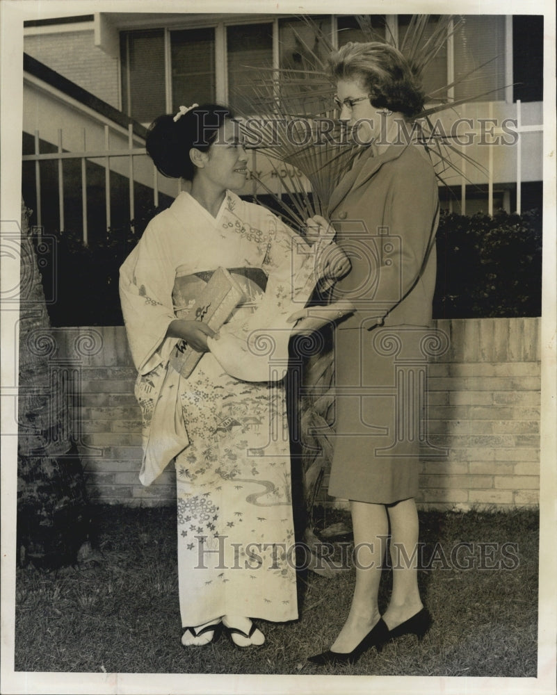 1957 Press Photo Miss Yoko Hoshino wear the traditional kinomo when she speaks at the dinner meeting - Historic Images