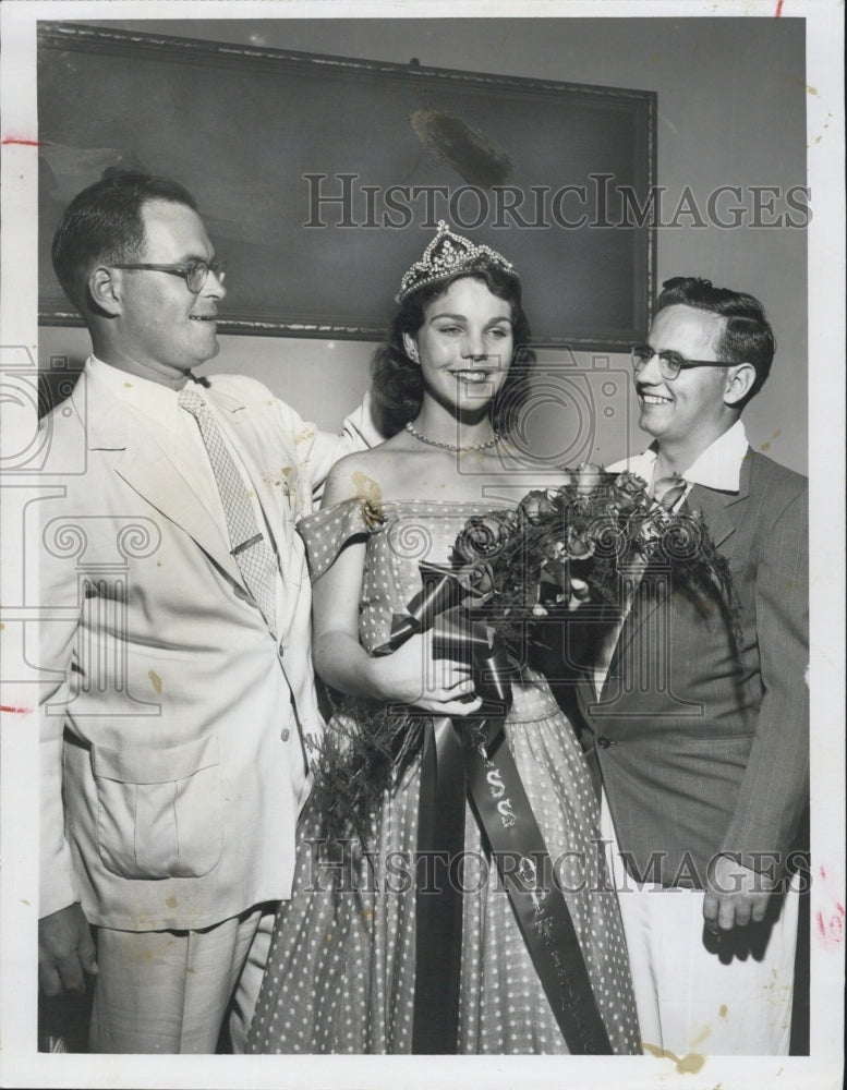 1955 Press Photo Martha Playford Crowned Miss Optimist By George P. Russell - Historic Images