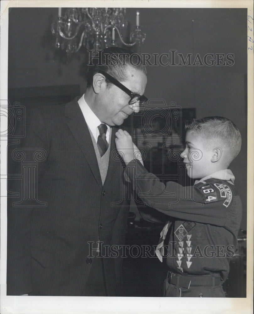 Press Photo Boy Scout William Bruce Paynes Inducts Dr. Jose A. Mora To Troop - Historic Images