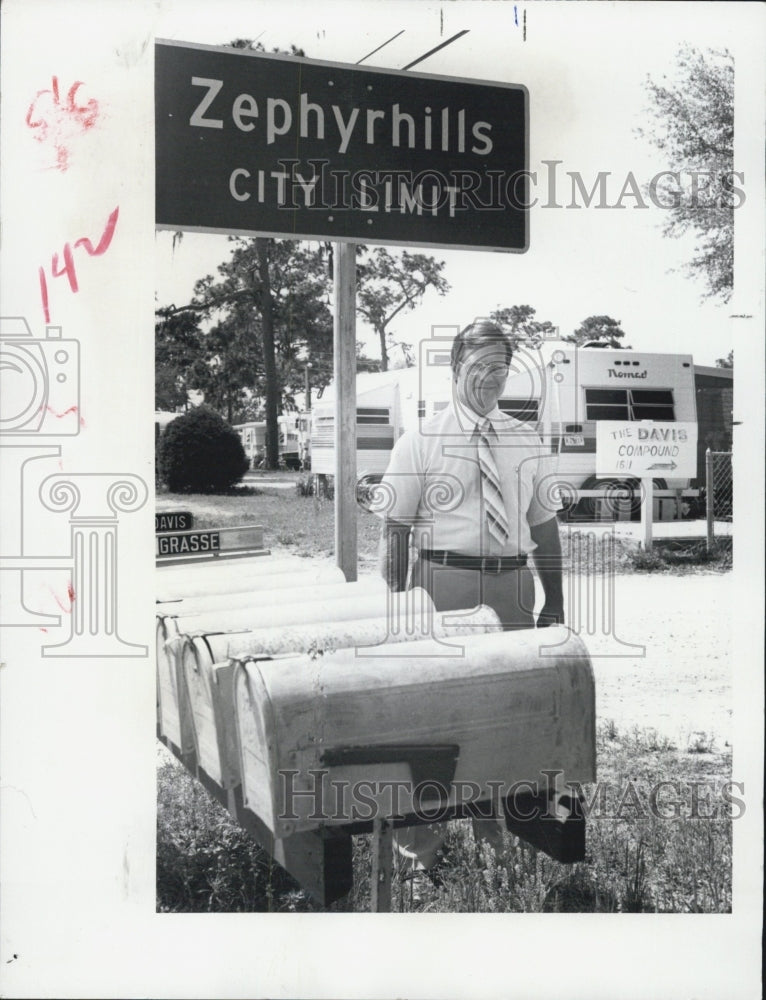 1983 Press Photo Zephyrhills City Manager Louie Holt - Historic Images