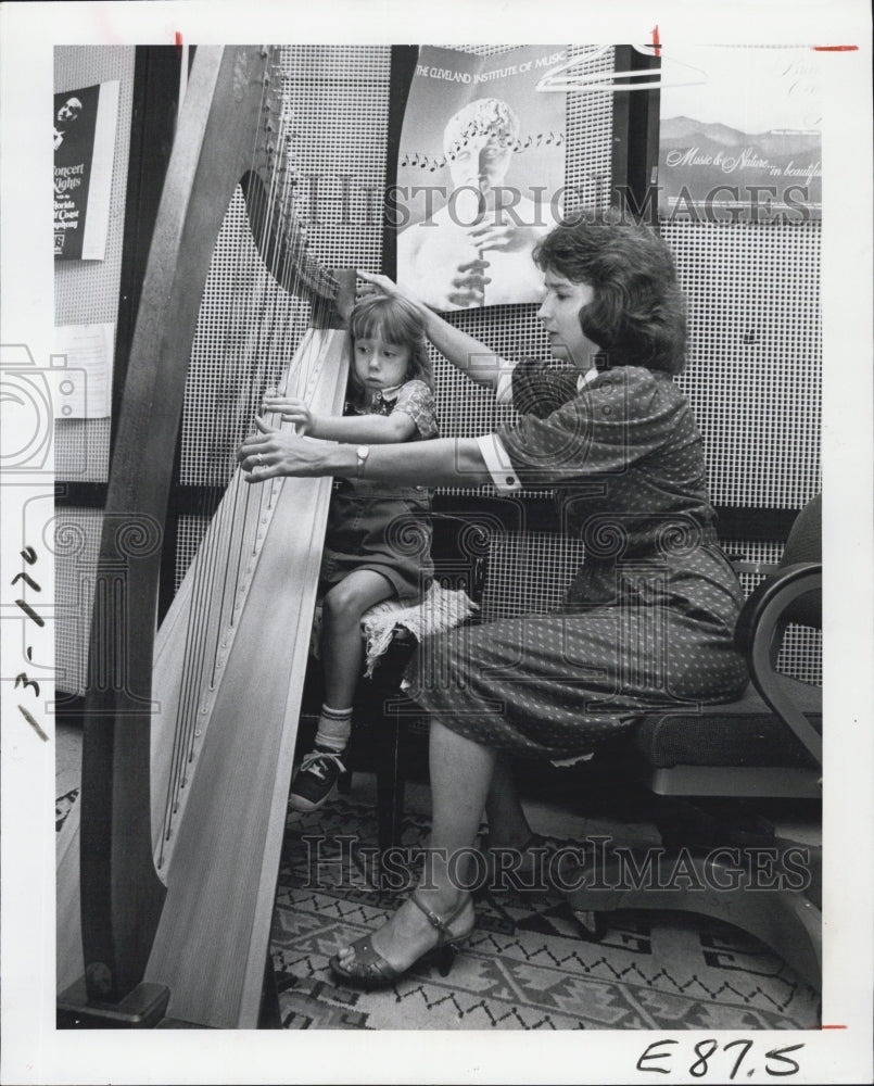 1982 Press Photo Kathryn Case Holm teacher Harp at USF - Historic Images