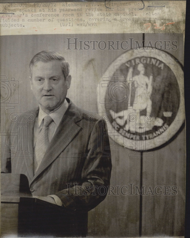 1972 Press Photo Virginia Gov Linwood Holton In Richmond State Capitol - Historic Images