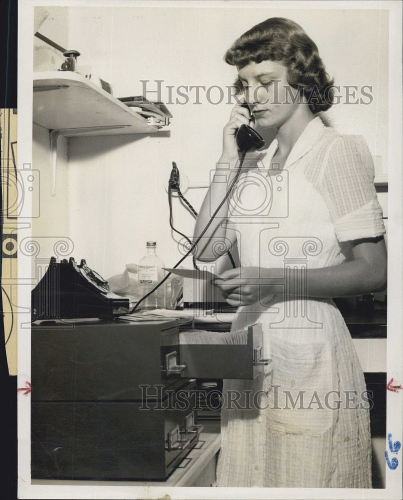 1954 Lyvonne Lopez Lab Worker - Historic Images