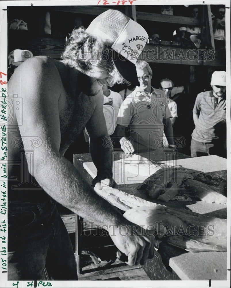 1981 Press Photo Steve Harger Filleted 105 Pound Fish In 6 Minutes & 6 Seconds - Historic Images