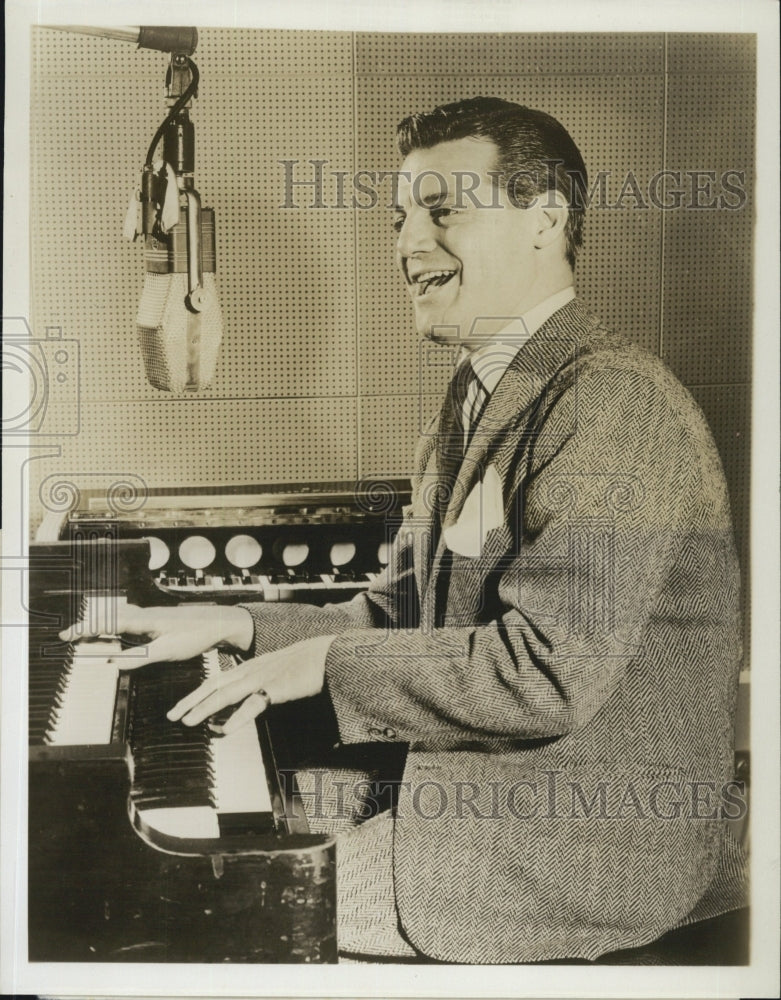 1951 Press Photo Harvey Harding Singer Sings - Historic Images