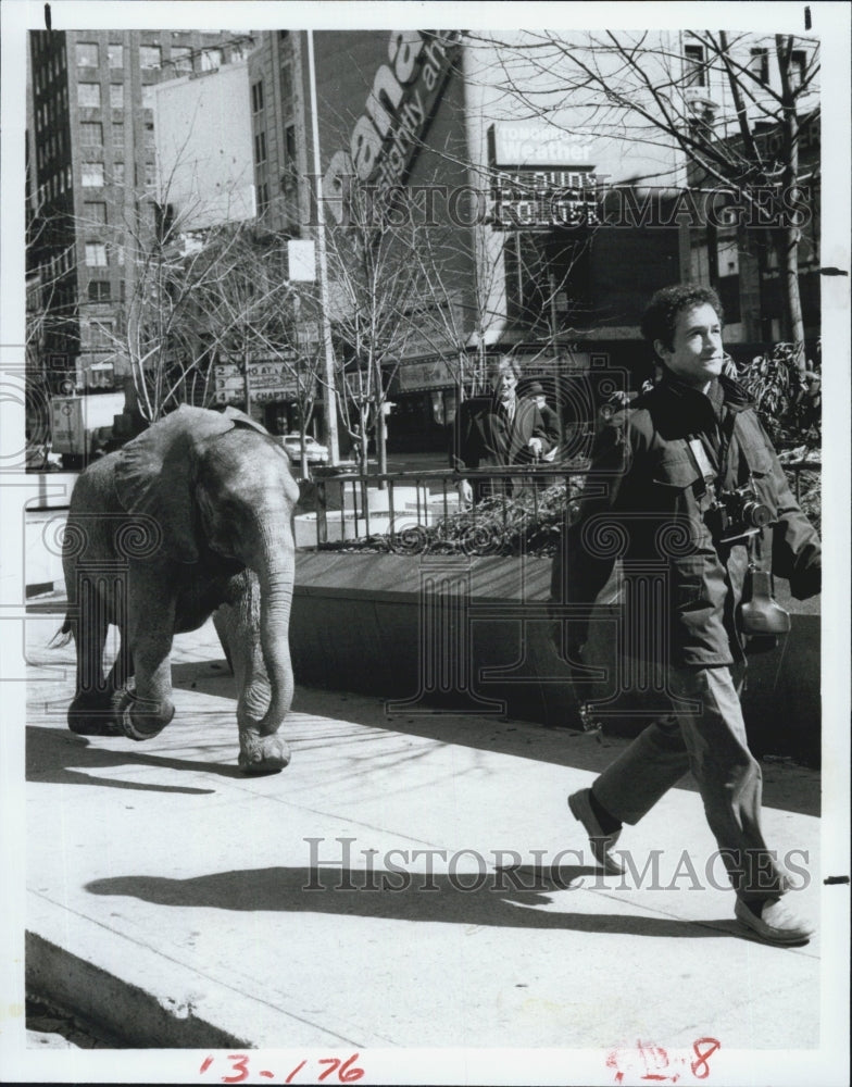 1980 Press Photo Actor Todd Susman In Ethel Is An Elephant - Historic Images