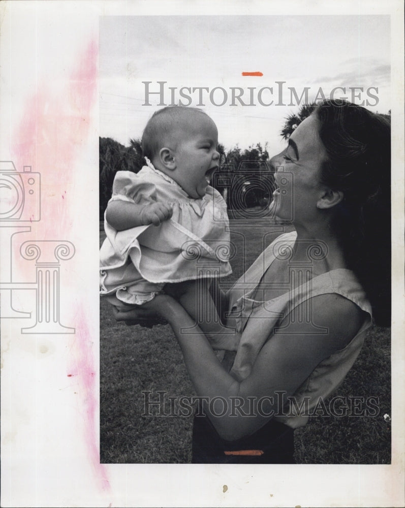 1961 Bonnie Phillips Poses Nude As Job For Art With Her 6 Month Old - Historic Images