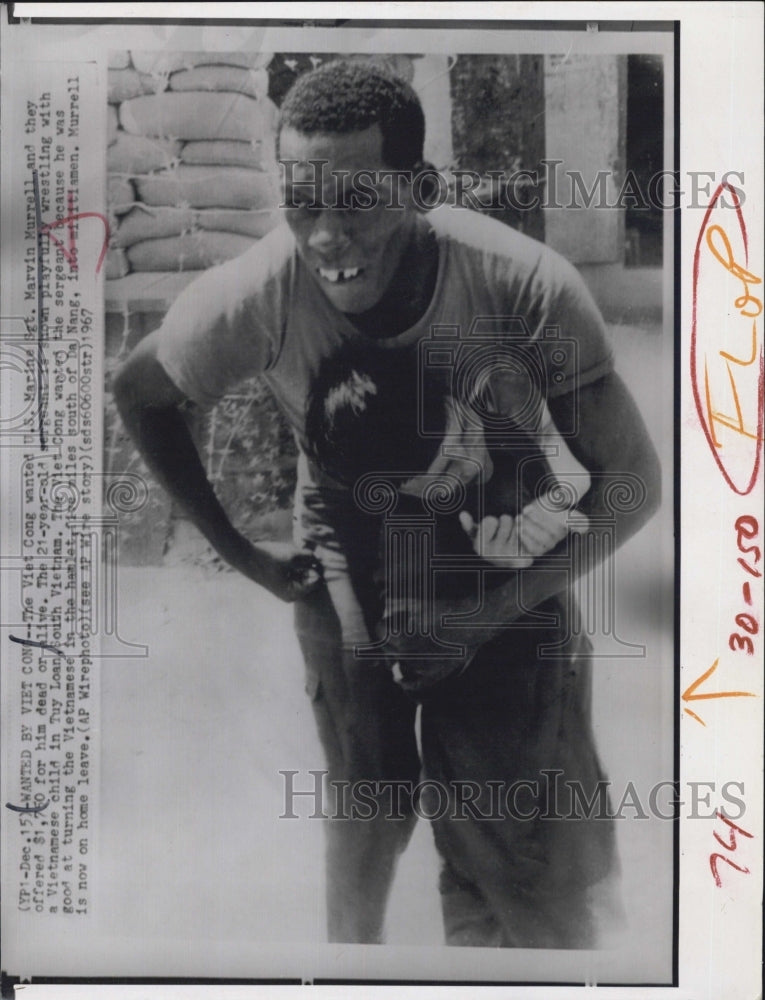 1967 Press Photo US Marine Sgt Marvin Murrell Wanted By Viet Cong Wrestles Boy - Historic Images