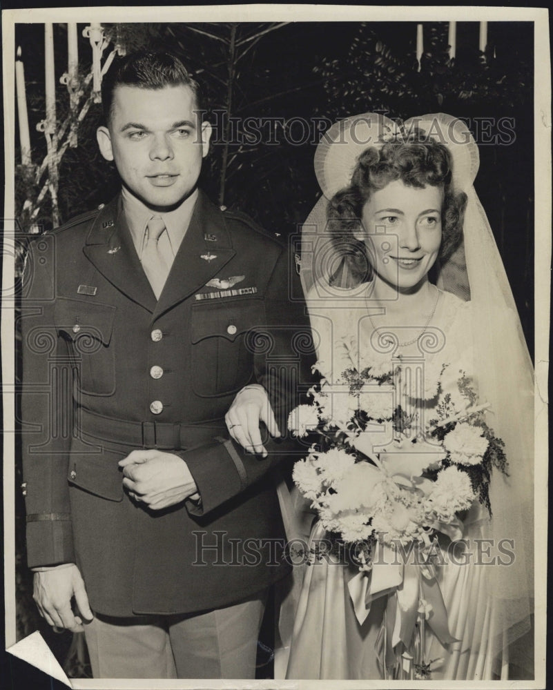 1946 Press Photo Lt. William Murrell with New Wife Margaret Baldwin - Historic Images