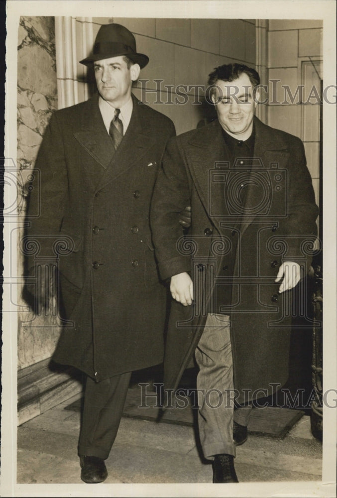 1940 John Poggi New York Iron Pipe Attack Suspect With Detective - Historic Images