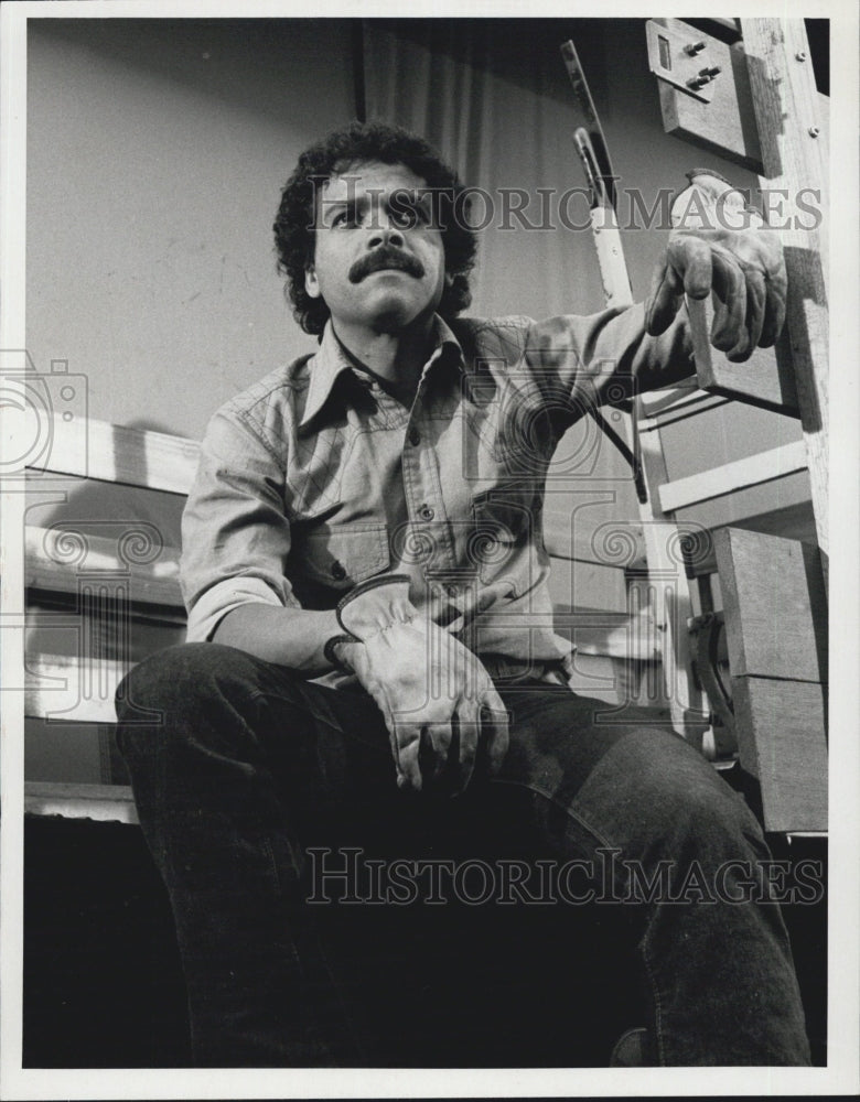 1974 Lionel Richie Lookalike Worker Resting Looking Thinking Pensive - Historic Images