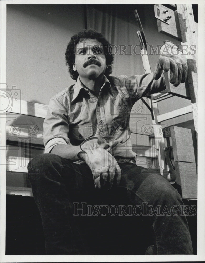 1974 Lionel Richie Lookalike Worker Resting Looking Thinking Pensive - Historic Images