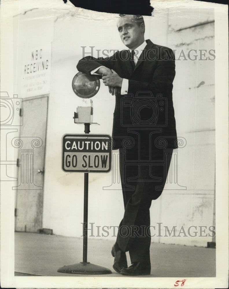 Press Photo Bob Newhart On His Show Leaning On Caution Go Slow Sign-Light - Historic Images