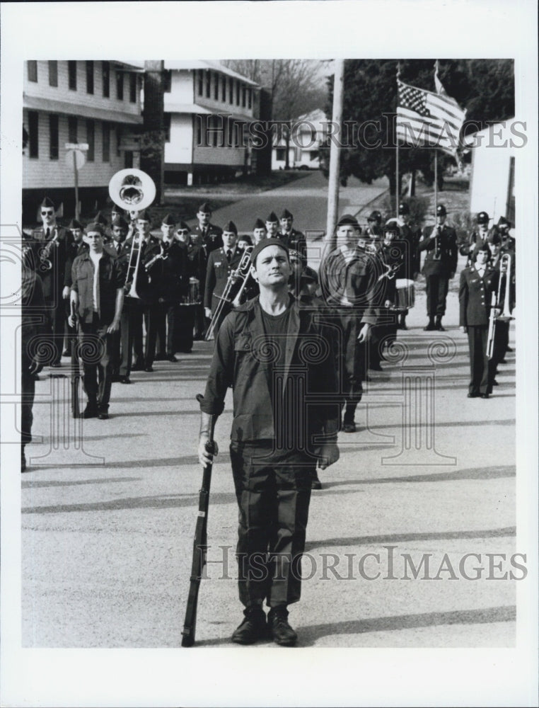 1984 Press Photo Bill Murray Out Of Step In "Stripes' With Army Behind Him - Historic Images
