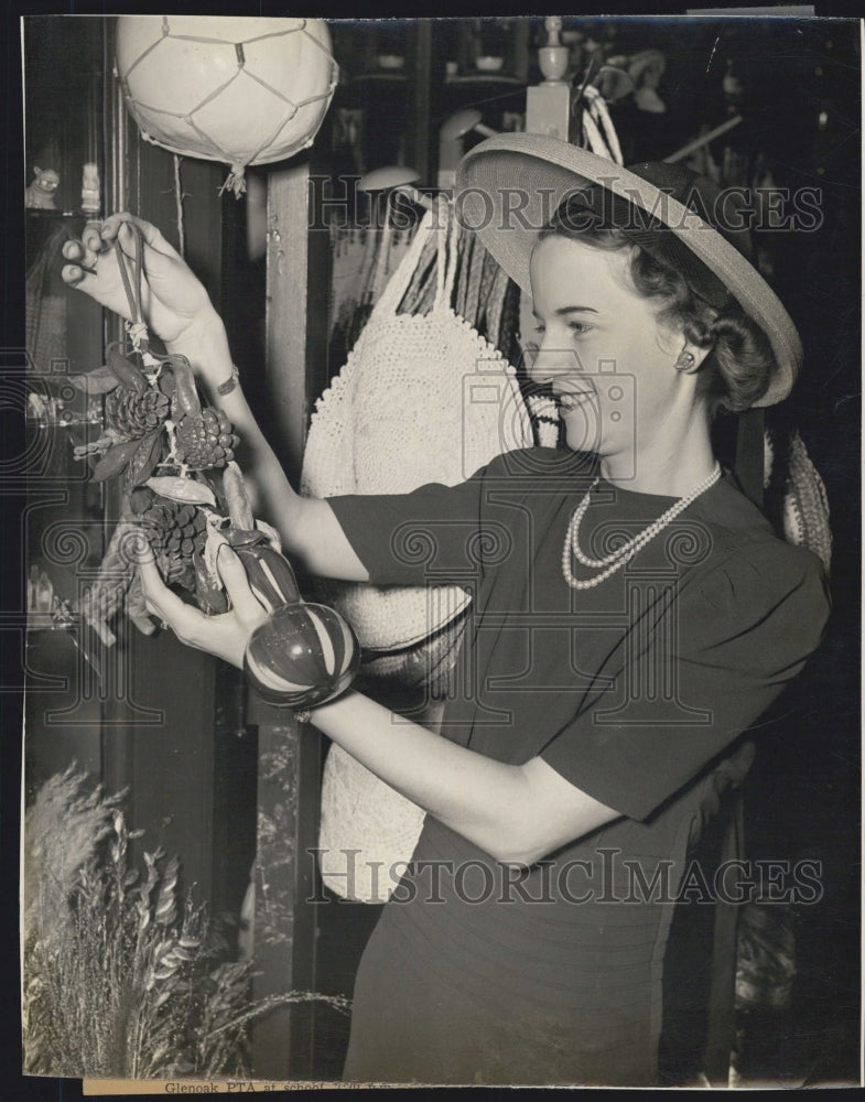 1941 Socialites Col And Mrs UM Diller In Suwanne Hotel Shopping-FL - Historic Images