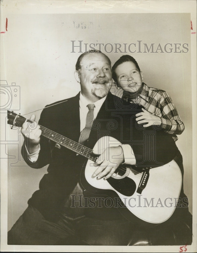 1959 Musician Burl Ives Big Daddy & Little Eddie In Holiday USA - Historic Images