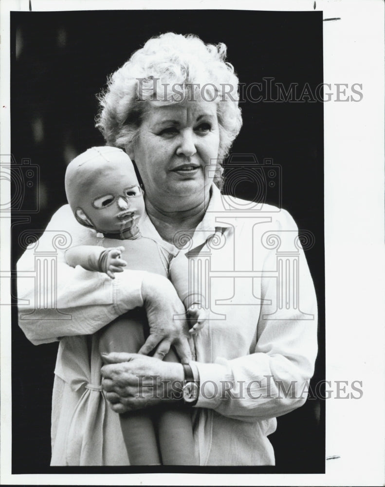 1990 Press Photo Ruth Pierson, with American burn foundation holds - Historic Images