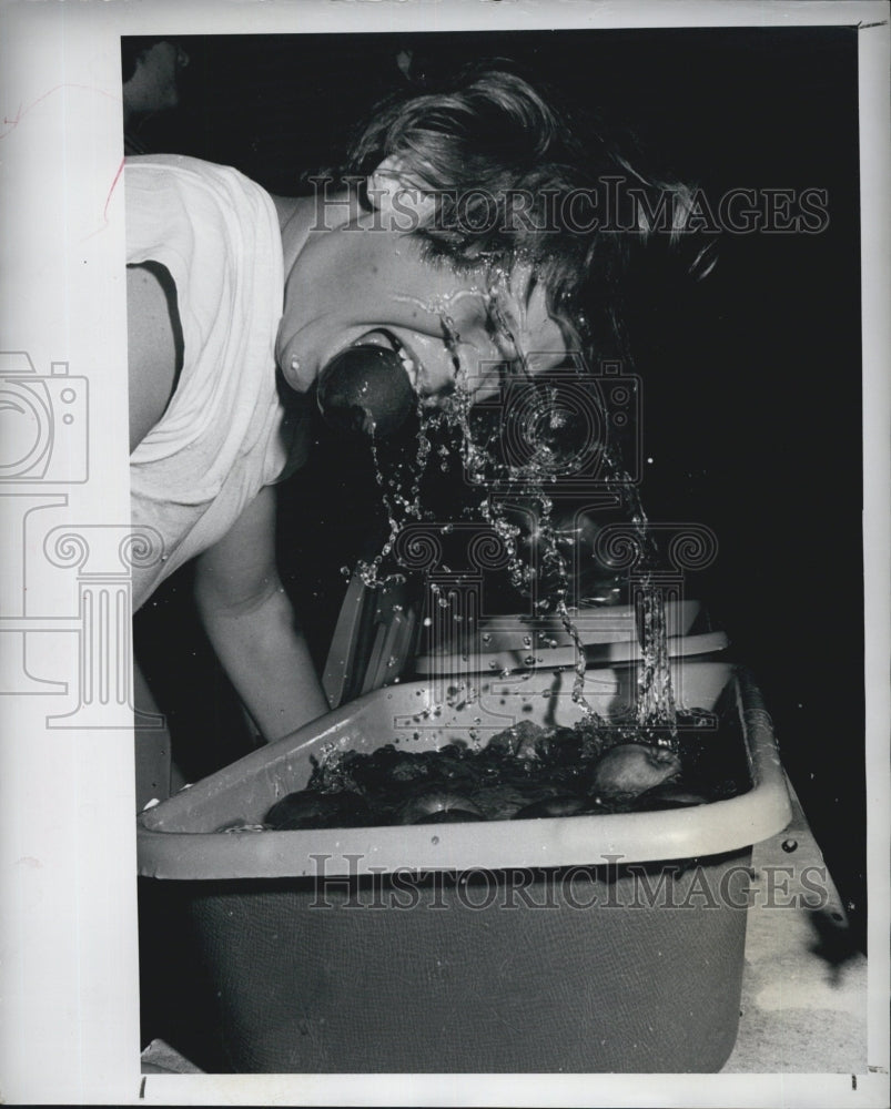 1979 Press Photo of Jeff Graff bobbing for apples at Oktoberfest, Seminole High - Historic Images