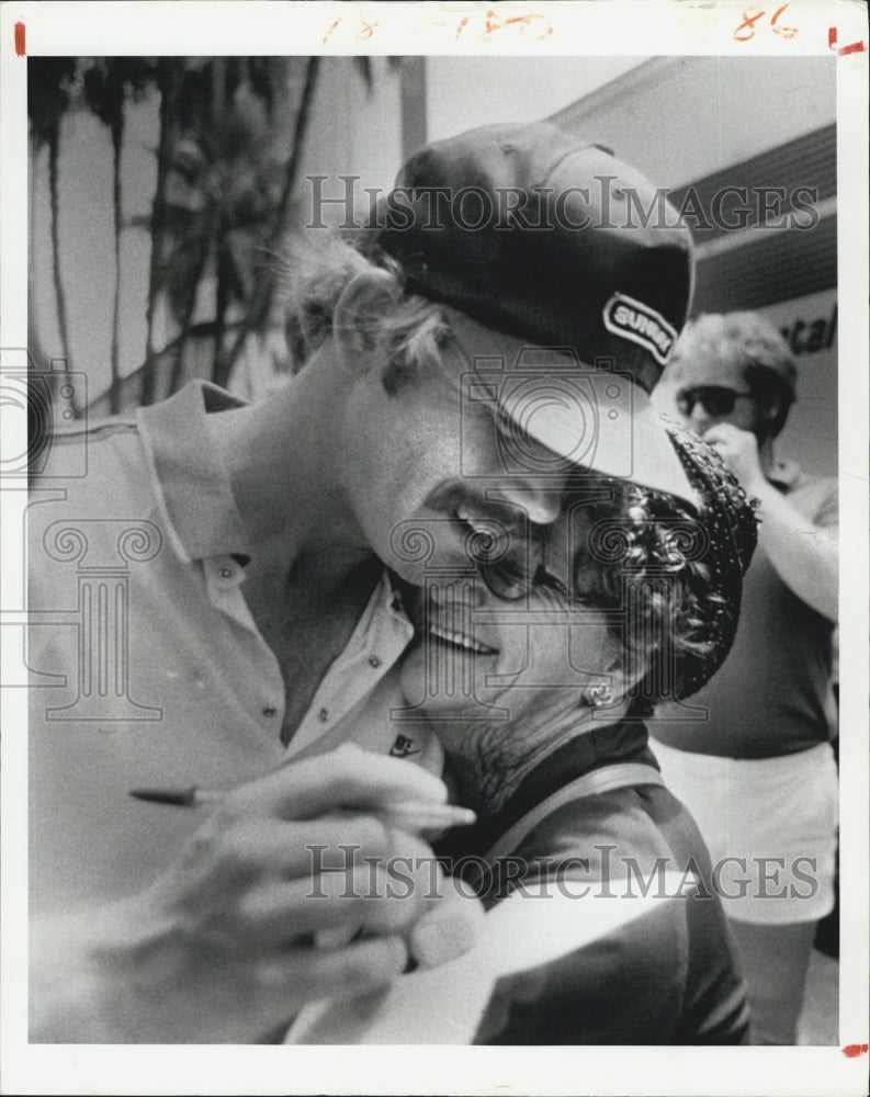 1984 Press Photo Ron Howard Gets a Hug From a Fan - Historic Images