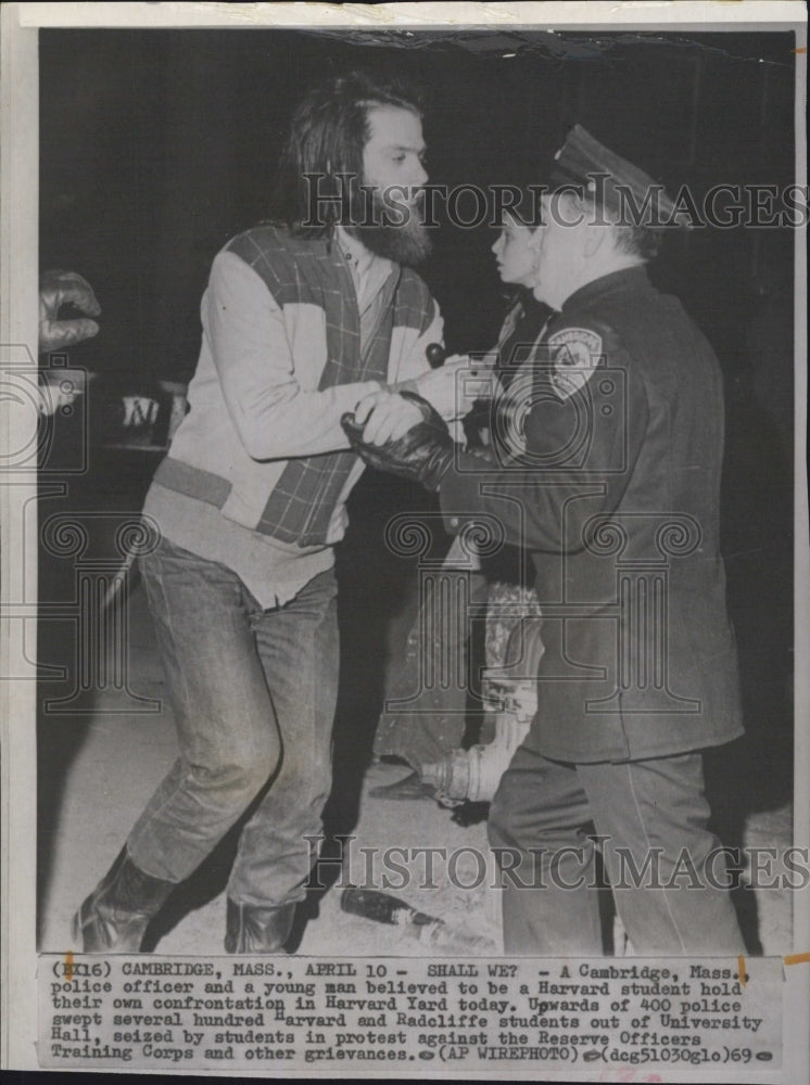 1969 Police Officer Harvard Student University Hall - Historic Images