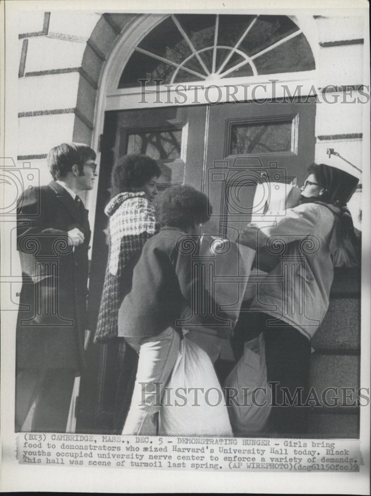 1990 Press Photo Food Demonstrators Harvard University - Historic Images