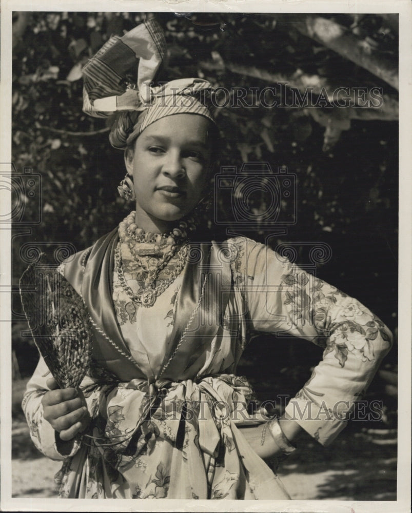 Press Photo Picturesque Dress of Women of Guadeloupe - Historic Images