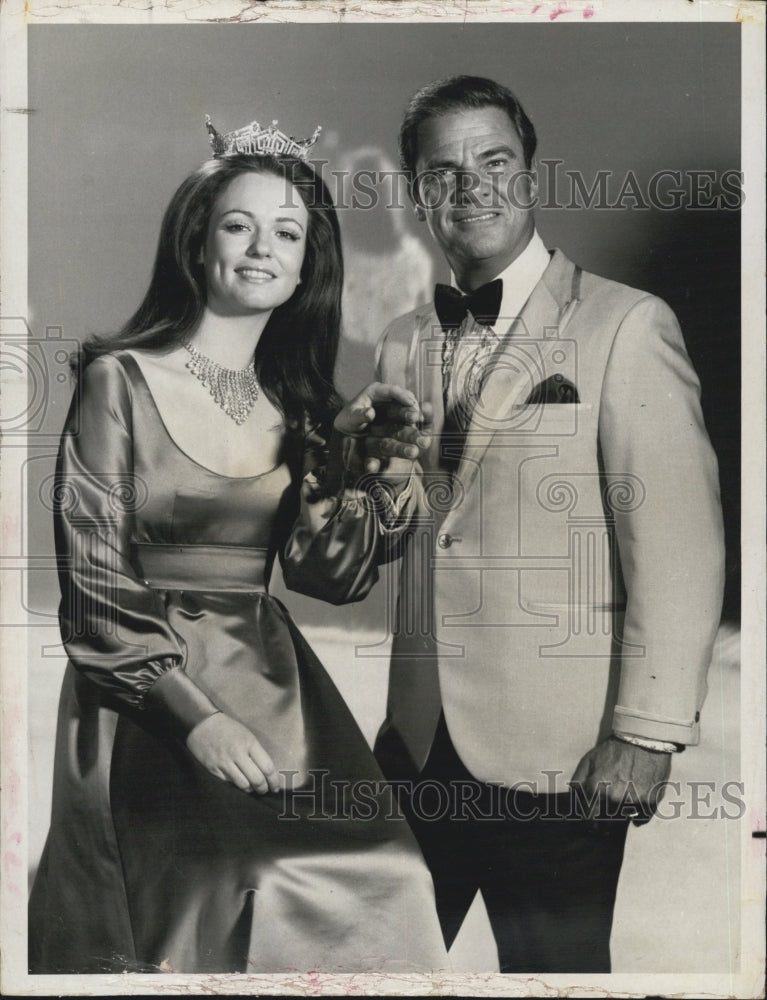 1971 Press Photo Actor/Singer Bert Parks Crowns Phyllis George Miss America - Historic Images