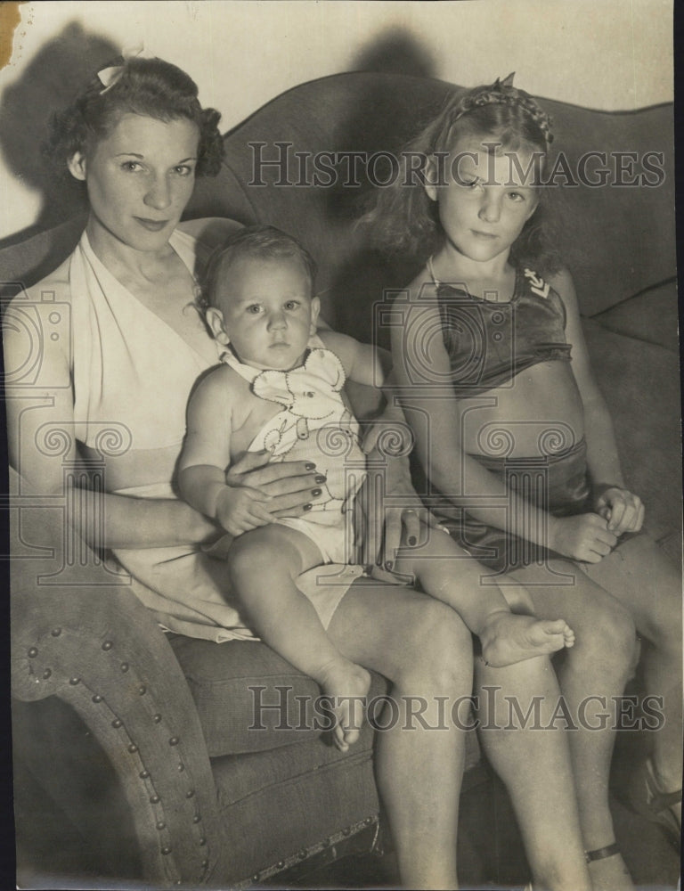 1942 Mrs JR Henthorn & Children - Historic Images