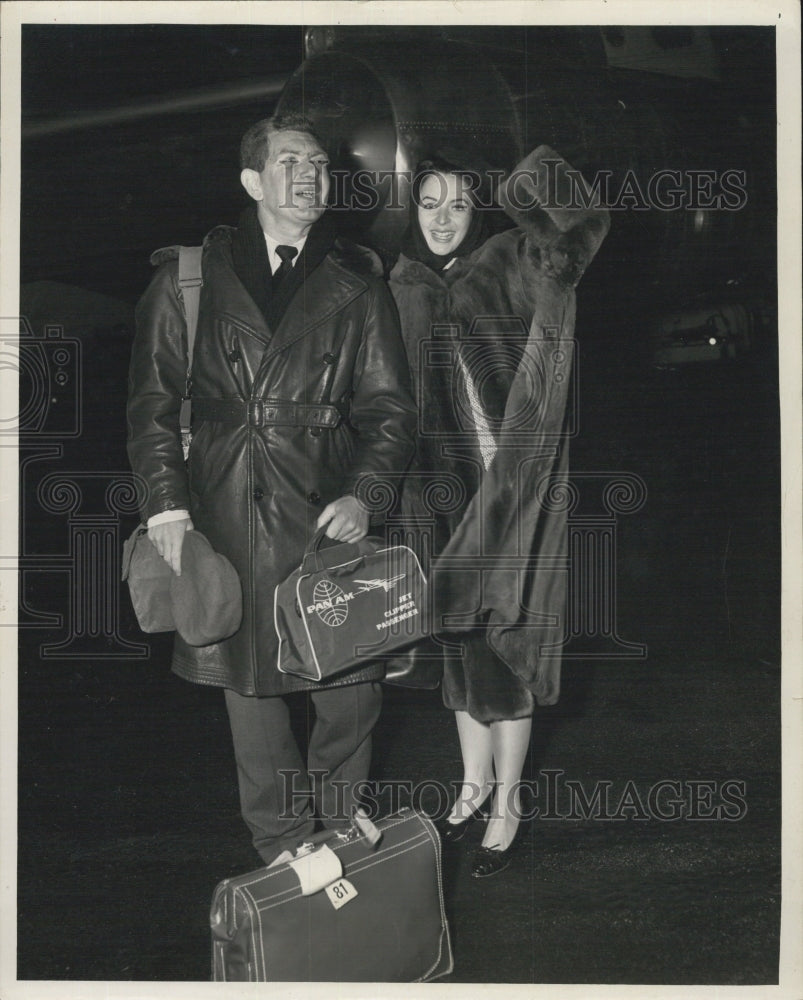 Press Photo Mr. &amp; Mrs. Horace Sutton ready to start their trip on Pan Am - Historic Images