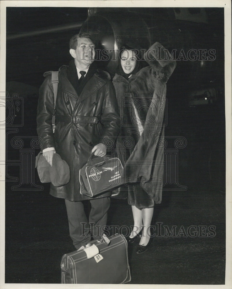 Press Photo Mr. & Mrs. Horace Sutton ready to start their trip on Pan Am - Historic Images