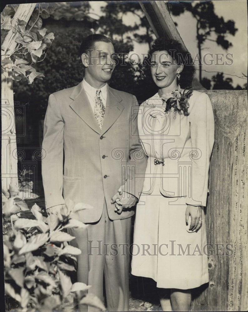 Press Photo Wedding Charlotte Davidson Harold Fox Holding Hands Home Garden - Historic Images