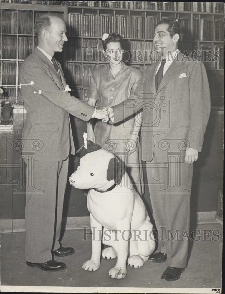 Press Photo Musician Joe Lefter and Mrs. Lefter Meet Baritone Robert Merrill - Historic Images