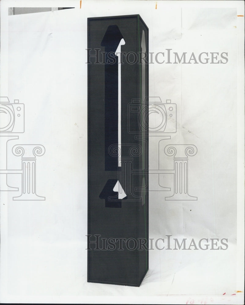 1969 Doris Leeper's "Red Column" Is Made Of Plywood and Enamel - Historic Images