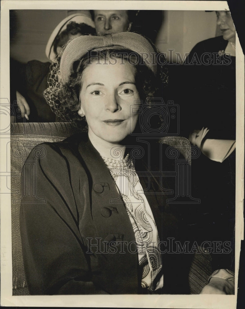 Press Photo Mrs. Thomas Dewey Poses In Hotel Suite. - Historic Images