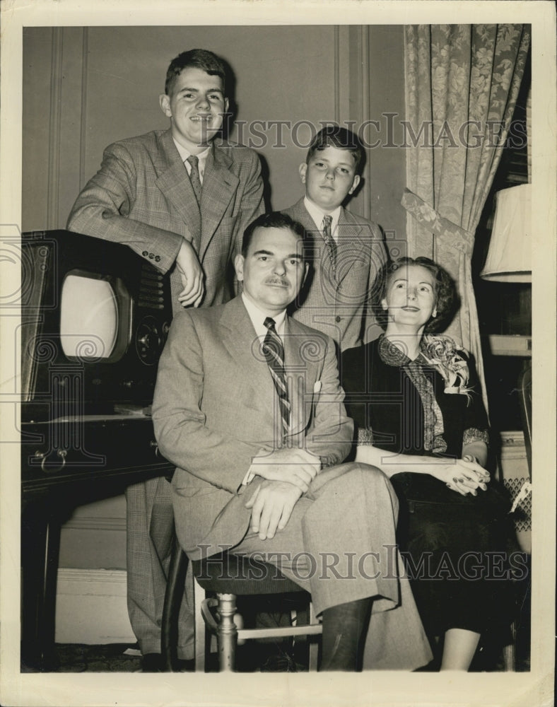 1938 Gov and Mrs Thomas Dewey and Sons - Historic Images