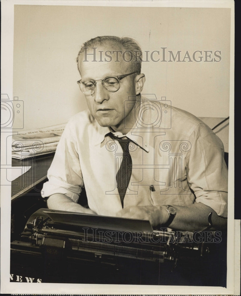 1954 Press Photo Comment Program Specialist Joseph Harsch On Typewriter - Historic Images