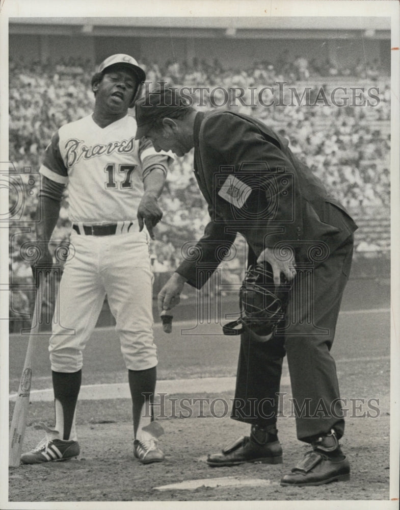 1975 Press Photo Flip Wilson With Umpire - Historic Images